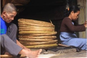 Sarpi, pengrajin anyaman bambu dari desa Citangtu.