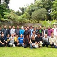 Ketua Gerakan Hejo, Eka Santosa berfoto bersama dengan Forum Komunikasi Tenaga Harian Lepas Tenaga Bantu Penyuluh Pertanian usai berdialog.