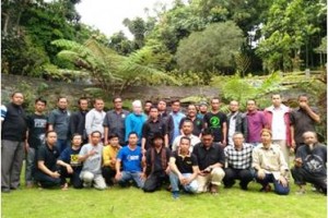 Ketua Gerakan Hejo, Eka Santosa berfoto bersama dengan Forum Komunikasi Tenaga Harian Lepas Tenaga Bantu Penyuluh Pertanian usai berdialog.