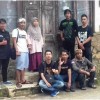 Jajaran Saung indung berfoto di depan rumah alm Pak Kutjit