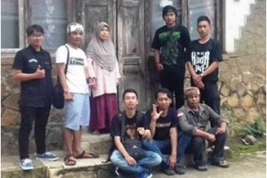 Jajaran Saung indung berfoto di depan rumah alm Pak Kutjit