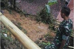 Dua Rumah Warga Cilebak Tertimpa Longsor