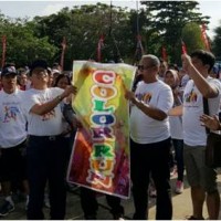 Bupati Kuningan melepas peserta lari marathon Color Run Party dilapangan Pandapa Paramartha