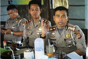 Kasatlantas  AKP Purwadi saat menjelaskan terkait kenaikan PNPB.