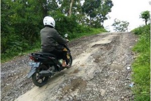Jalan Rusak Ciniru-Hantara Makin Parah
