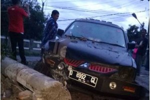 Kondisi mobil jenis sedan setelah menabrak tiang listrik.