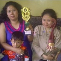 Selvie di dampingi oleh Ibu serta adiknya