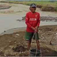 Supena, salah seorang warga yang kehilangan surat berharga pasca banjir cibingbin.