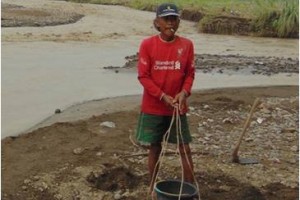 Supena, salah seorang warga yang kehilangan surat berharga pasca banjir cibingbin.