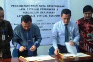 Rektor Uniku dan pimpinan BJB Cabang Kuningan saat menantatangani MoU.