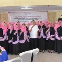 Wabup Kuningan berfoto bersama dengan pengurus IPEMI yang baru saja dilantik.