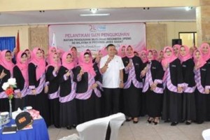 Wabup Kuningan berfoto bersama dengan pengurus IPEMI yang baru saja dilantik.