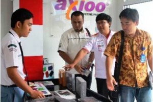 Kepala Sekolah SMK Pertiwi bersama perwakilan dari Axioo saat melihat kelas khusus Axioo