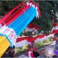 Penjual bendera dan umbul-umbul di jalan RE Martadinata Kuningan.
