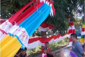 Penjual bendera dan umbul-umbul di jalan RE Martadinata Kuningan.