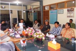 Sejumlah warga Cinagara saat audien denngan ketua Dean, Rana Suparman.