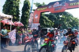 Wakil Bupati Kuningan, H Acep Purnama SH MH melepas peserta Cargloss AHRS Gate 3.