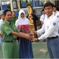 Siswa SMAN Mandirancan saat menerima penghargaan.