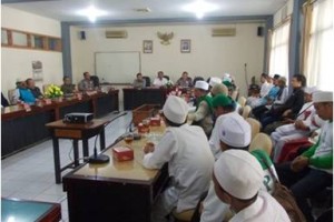 Puluhan anggota ormas FPI saat beraudiensi bersama Wakil Ketua DPRD Drs Toto Suharto SFarm Apt dan Ketua Banleg Dede Sembada. 