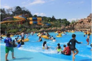 Para pengunjung menikmati salah satu wahana air di Sangkan Resort Aqua Park Kuningan, kemarin