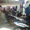Parkir motor di depan toko HP di jalan Siliwangi, Kuningan.