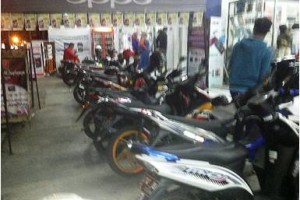 Parkir motor di depan toko HP di jalan Siliwangi, Kuningan.
