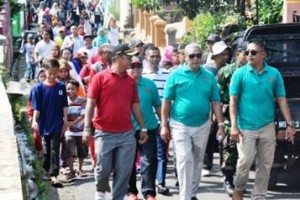 Bupati Kuningan saat mengikuti gerak jalan santai PPWK.