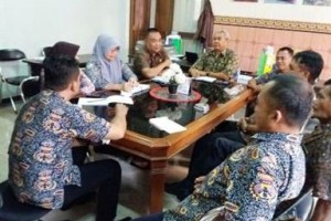 Bagian perdagangan Dinas Perdagangan dan Perindustrian Kuningan saat rapat terkait revitalisasi pasar rakyat.