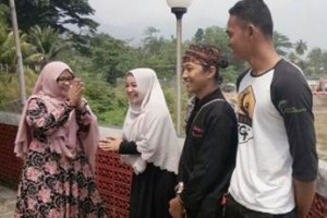 Pemenang quiz di medsos tentang keelokan Karang Pamulang masa lalu. 