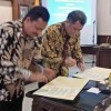Rektor Uniku dan Rektor Unsoed saat menandatangani kejsasama,