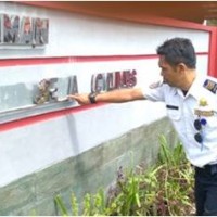Pejabat Dishub menunjukan kerusakan Pujasera Cilimus