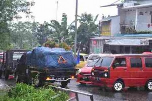 Pohon tumbang, jl Ir Soekarno Macet
