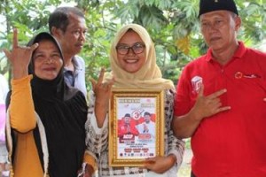 Cabup Acep berfoto mbersama dengan mahasiswa uniku asal desa Bojong, Irma.