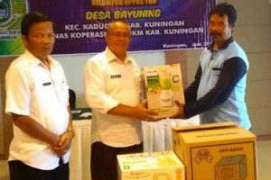 Kadis Koperasi & UKM sasat menyerahkan bantuan kepada anggota UKM. 
