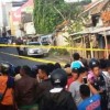 Sejimlah warga berkerumun untuk melihat terduga teroris  yang ditembak.