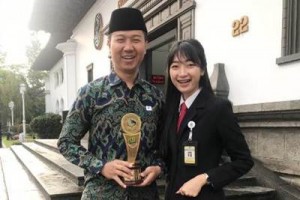 Ageng Sutrisno (Kiri)