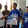 Bupati Kuningan secara simbolis menyerahkan bantuan gerobak kepada pelaku UMKM Kuningan.