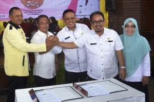 Sekda Kuningan berfoto bersama usai membuka seminar Stunting.