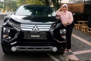 Elit berfoto bersama mobil baru hadiah daru suaminya