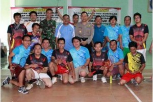 Para jurnalis berfoto bewrsama seusai pertandingan Bulutangkis Jurnalis Cup I. I.