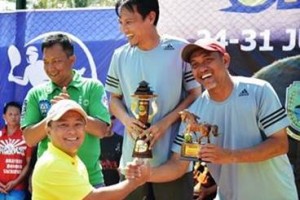 Sekda Kuningan saat memberikan pilala kepada pemenang turnamen tenis Kuningan Open 2019.