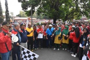 Bupati Kuningan saat melepas gerak jalan sehat yang diikuti ribuan guru se Kuningan.