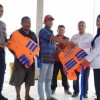 Kasi Potensi Keselamatan Laut Mayor Bakamla Tri Rah Astuti, S.E saat memberikan puluhan lifejacket kepada nelayan setempat..