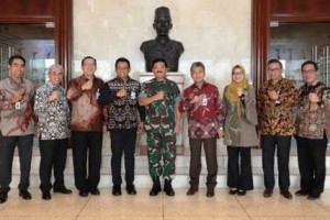 Pnglima TNI berfoto bersama dengan Jajarab Direksi PT Bank Rakyat Indonesia (Persero) Tbk.