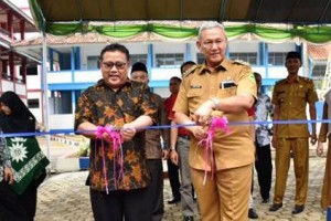Bupati Kuningan saat meresmikan fistnes outdoor STKIP Kuningan.