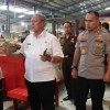 Bupati Kuningan bersama FKPD saat mamantau suasana pasar baru.