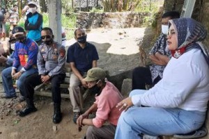 Ketua TP PKK Kuningan saat meninjau lokasi peternak sapi.