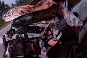 Penampakan kendaraan pasca tabrakan.