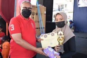 Bupati Kuningan saat memberikan hadiah kepeda peserta gerak jalan sehat.