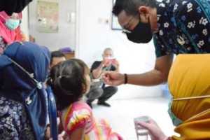 Wabup Kuningan saaat memberikan obat cacing kepada balita.